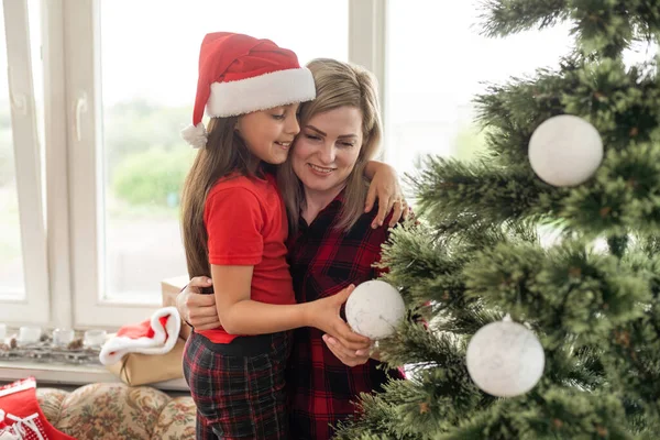 Close Uma Mãe Feliz Abraçando Sua Filha Clima Natal Uma — Fotografia de Stock