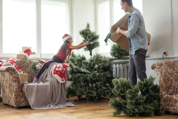Pai Filha Instalar Uma Árvore Natal Artificial — Fotografia de Stock