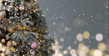 Yeşil Ağaç. Süslü Noel ağacı oyuncakları. Parlak bir arka planda Noel ağacı.