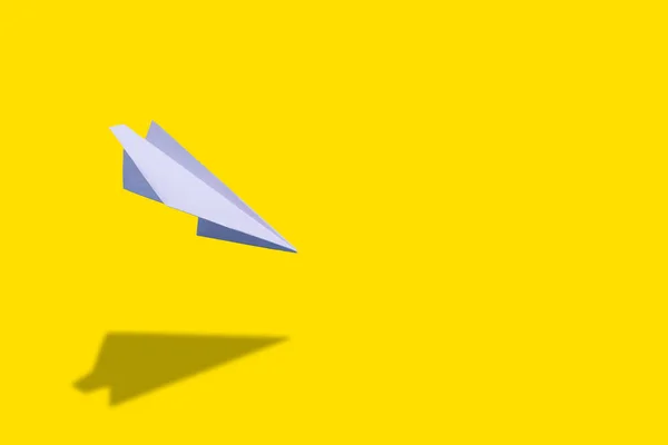 Koncepcja Edukacji Lub Innowacji Papier Origami Płaszczyzna Nad Żółtym Tle — Zdjęcie stockowe