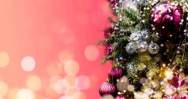 Зеленое Дерево Украшенные Рождественские Игрушки Рождественская Елка Ярком Фоне — стоковое фото