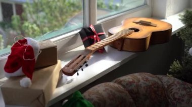 Akustik gitar. Yazı için yeri olan bir Noel hediyesi.