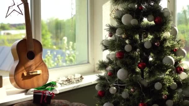 Flache Lagekomposition Mit Gitarre Und Weihnachtsmütze Platz Für Text Weihnachtsmusik — Stockvideo