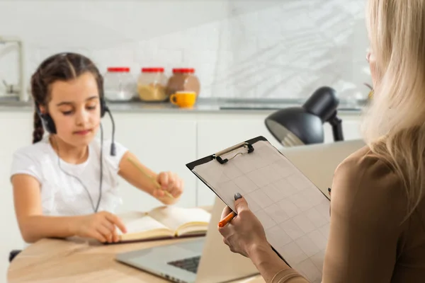 Schattig Klein Meisje Bij Kind Psychologen Kantoor — Stockfoto