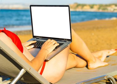 Kadın video dersi izliyor, uzaktan e-öğreniyor internet öğretmeniyle webcam üzerinden ders çalışıyor. Uzaktan eğitim, ev kavramından çalışma. Omuz üstü bilgisayarı kapat ve ekran görüntüsünü uydur