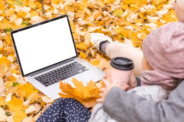 Boş ekranlı dizüstü bilgisayarı olan anne ve kız..