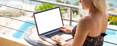 Bilgisayar ekranı boş maketi. Reklam için beyaz geçmişi olan bir dizüstü bilgisayar kullanarak elle muamele, masa başında iş bilgileri. pazarlama ve yaratıcı tasarım.