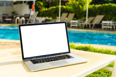 Gri dizüstü bilgisayar güvertede klavyeyle açılıyor.