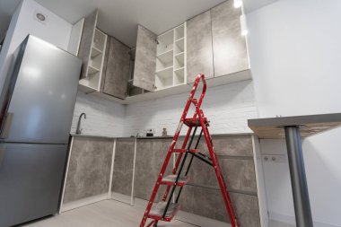 Yeni döşenmiş mobilyalarla süslü bir mutfak..