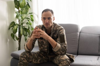 Üzgün asker korkunç savaş hatırlayarak, ptsd acı, psikolojik yardım