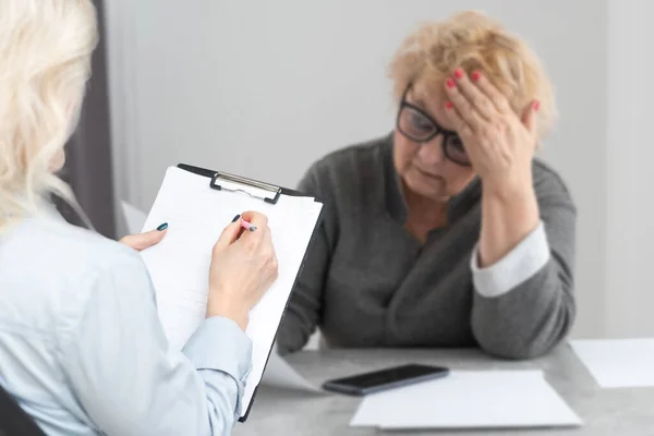 Kvinnlig Läkare Konsulterar Mogen Patient Behandling Vid Möte Sjukhus Kontor — Stockfoto