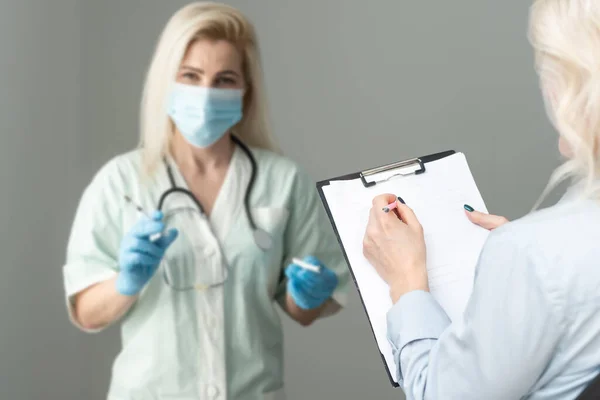 Ärztin Mittleren Alters Medizinischer Maske Auf Konsultation Mit Patientin Büro — Stockfoto