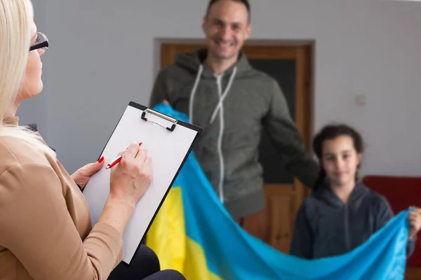 Psycholog Dziewczynka Ukraińską Flagą — Zdjęcie stockowe