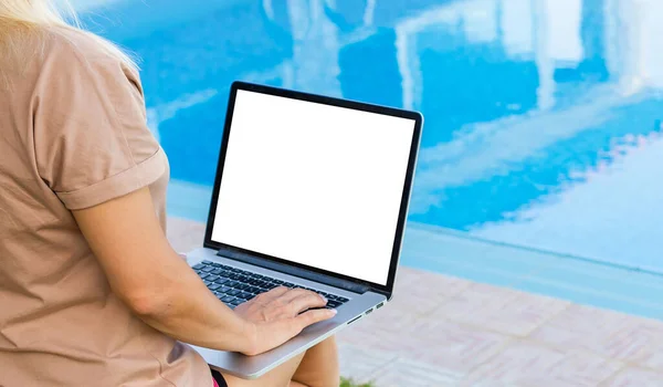 Laptop Med Blank Skärm Nära Poolen — Stockfoto