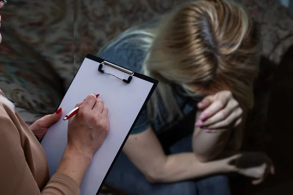 Junge Frau Besucht Therapeutin Mädchen Die Sich Depressiv Unglücklich Und — Stockfoto