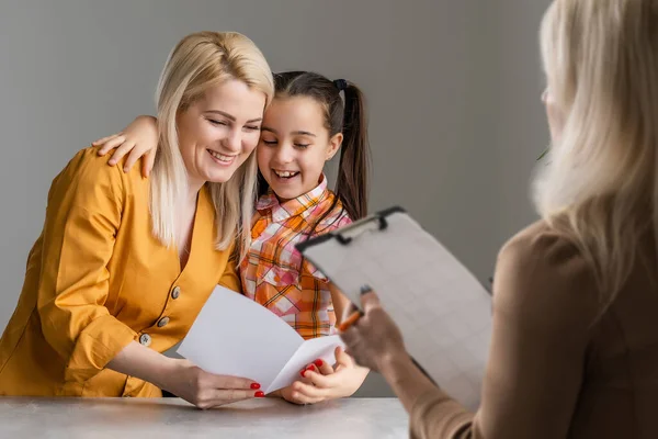 Main Psychothérapeute Familial Professionnel Écrivant Des Notes Devant Une Famille — Photo