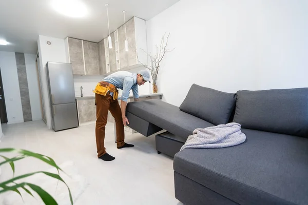 Mann Baut Sofa Möbel Hause Zusammen — Stockfoto