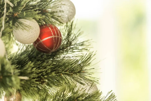 Primer Plano Del Árbol Navidad Festivamente Decorado Con Bolas Color — Foto de Stock