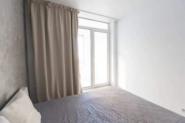 Hálószoba Minimalista Stílusban Két Ágyas Ágy Takaróval Párnákkal — Stock Fotó