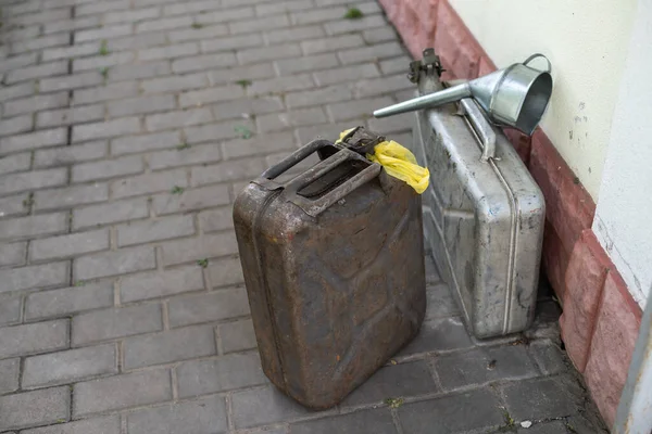 Bidón Regadera Para Diesel Recipiente Con Combustible Embudo Llenado — Foto de Stock