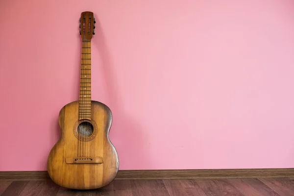 Классическая Гитара Лежащая Перед Стеной Качестве Фона — стоковое фото