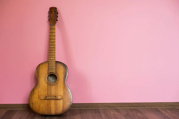 Klassieke Gitaar Liggend Voor Een Muur Als Achtergrond — Stockfoto