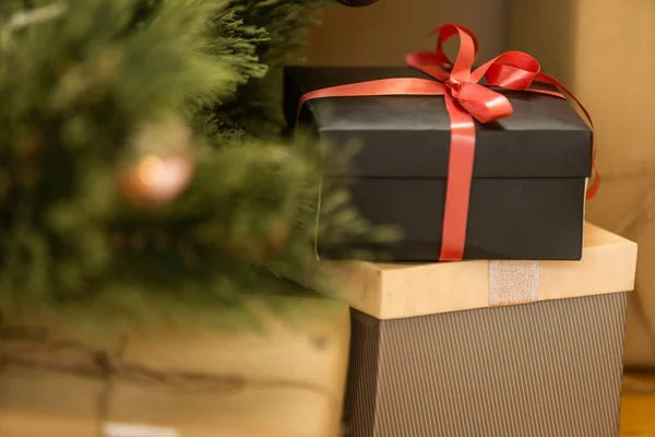 Schöne Weihnachtsgeschenkboxen Auf Dem Boden Der Nähe Von Tanne Zimmer — Stockfoto