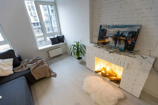 Kleines Studio Apartment Interieur Mit Küchenbereich Und Seilschirm — Stockfoto