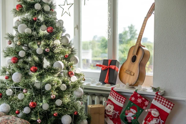 Akustik Gitar Yazı Için Yeri Olan Bir Noel Hediyesi — Stok fotoğraf
