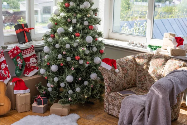 Beau Sapin Noël Coffrets Cadeaux Dans Chambre — Photo