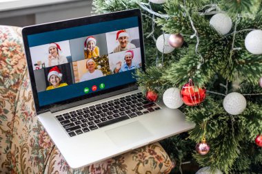 Sanal Noel partisi. Video konferansı, evdeki bilgisayarla yapılan video görüşmesi. Çevrimiçi takım hediye açılış konferansı çağrısı