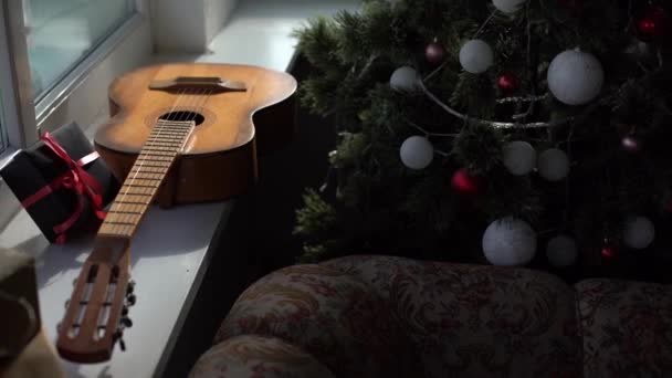 Flache Lagekomposition Mit Gitarre Und Weihnachtsmütze Platz Für Text Weihnachtsmusik — Stockvideo