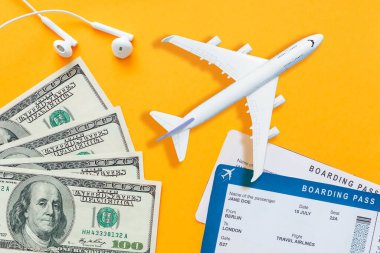 Model uçak, uçak pastel renk arka plan üzerinde. Düz yatıyordu tasarım