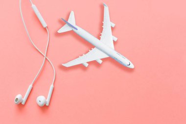 Model uçak, uçak pastel renk arka plan üzerinde. Düz yatıyordu tasarım