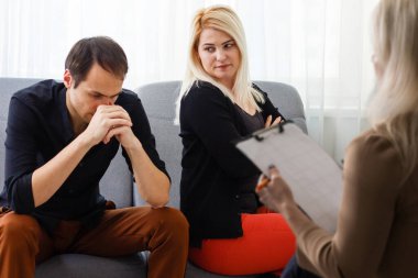 aşk, Aile, phychology ve ilişki sorunları kavramı - psikolog ofisinde bir sorunla genç Çift.