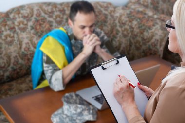 Ukrayna 'nın asker ordusu psikologla kapalı alanda terapi seansı yapıyor.