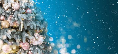 Pankart. Mavi Noel süsü, kartpostal. Ağaçta bir kar tanesi, toplar ve bir çelenk.