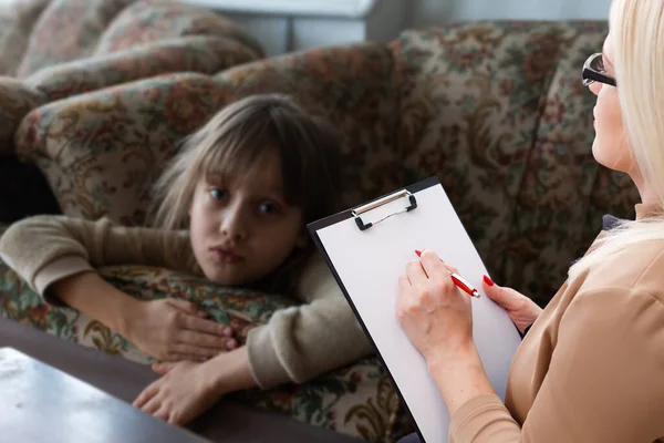 Korkmuş Çocuk Aile Psikoloğuna Git Aile Psikologu — Stok fotoğraf