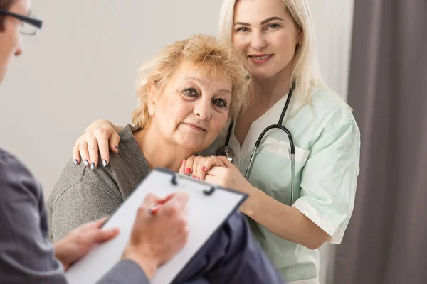Parkinson Και Alzheimer Γυναίκα Ηλικιωμένος Ασθενής Επαγγελματία Γιατρό Συμβουλεύονται Συμβουλεύουν — Φωτογραφία Αρχείου
