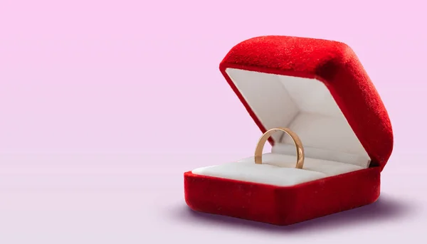 ゴールドリング 赤い箱の結婚指輪 結婚式 記念日 バレンタインデーの瞬間 幸せな日 — ストック写真