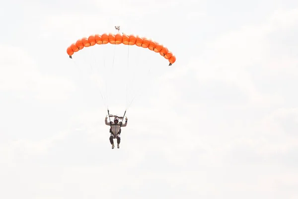 Skydiver Małym Baldachimem Spadochronu Tle Błękitne Niebo Zbliżenie Spadochroniarz Pod — Zdjęcie stockowe