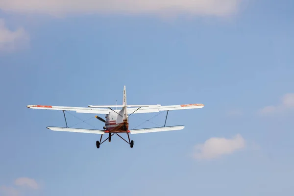 青い空を背景に小さい飛行機 — ストック写真