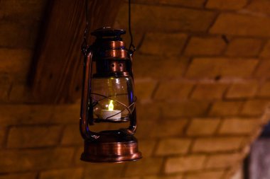 Eski fener şamdanı, beyaz uzayda lamba..