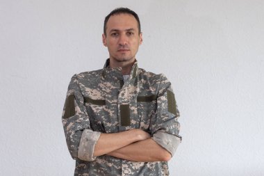 Bir askerin portresi, askeri beyaz bir geçmiş..