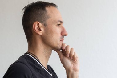 Adam, beyaz bir arka plana doğru gittiğini düşünüyor..