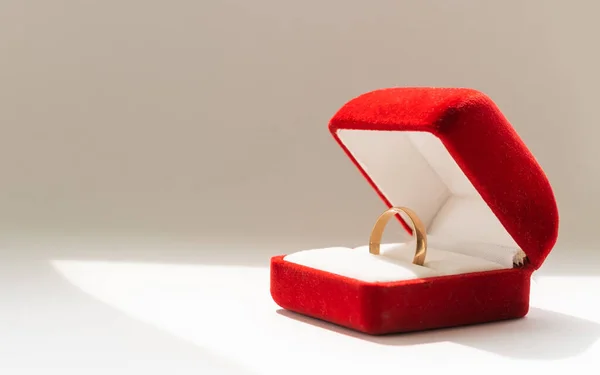Anel Casamento Uma Caixa Vermelha — Fotografia de Stock