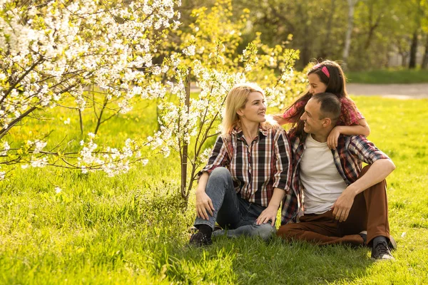 Retrato Livre Família Jovem Feliz Jogando Parque Primavera Sob Árvore — Fotografia de Stock