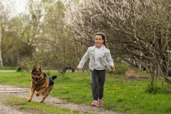 Menina Correndo Com Cão Jardim Flores — Fotografia de Stock