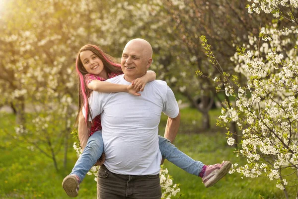 Großvater Und Enkelin Draußen Hinterhof — Stockfoto