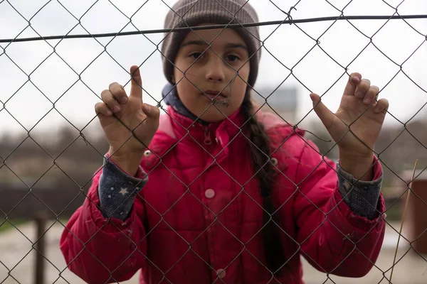 Kleines Mädchen Hinter Gittern Konzept Der Obdachlosen Kinder Kindergefängnis Trauriges — Stockfoto